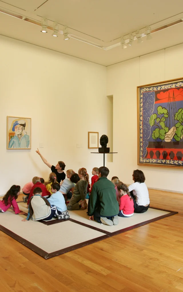 Kinder vor einem Gemälde im Matisse-Museum von Le Cateau-Cambrésis, Nordfrankreich. Copyright: Département du Nord - Philippe Houzé