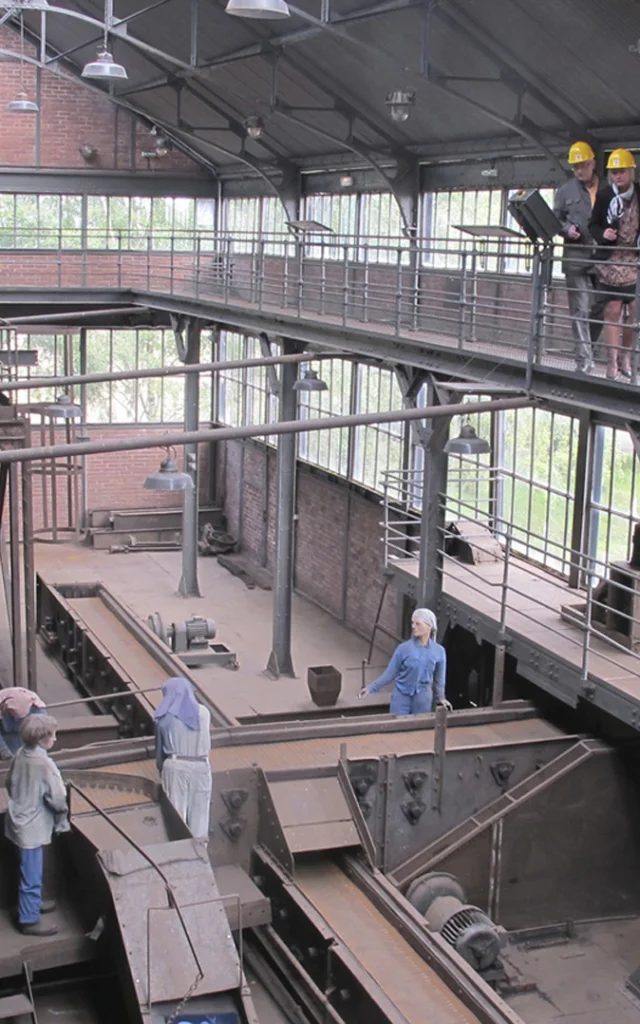 Besucher in der Sortierhalle des Historischen Bergbauzentrums Lewarde, Nordfrankreich. Copyright: Centre Historique Minier