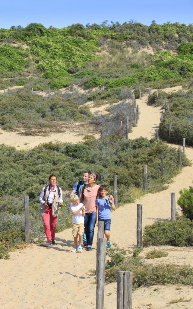 Caroline Géneau führt eine Familie durch die Slack-Dünen. Copyright: CRTC Hauts-de-France - Anne-Sophie Flament