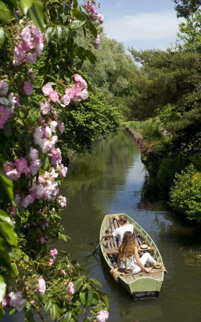 Paar schippert in einer Barke durch die Kanalgärten von Amiens, Nordfrankreich. Copyright: CRTC Hauts-de-France - Anne-Sophie Flament