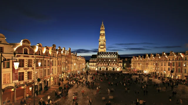 Arras _ Place des Héros _ Beffroi de l'Hôtel de Ville _ éclairage nocturne © CRTC Hauts-de-France – AS Flament