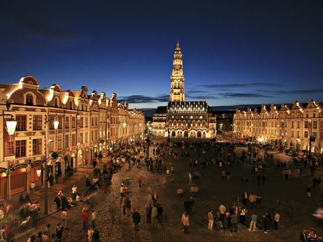 Arras _ Place des Héros _ Beffroi de l'Hôtel de Ville _ éclairage nocturne © CRTC Hauts-de-France – AS Flament