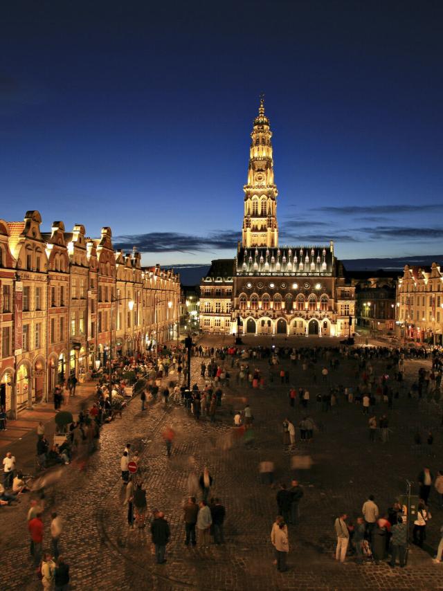 Arras _ Place des Héros _ Beffroi de l'Hôtel de Ville _ éclairage nocturne © CRTC Hauts-de-France – AS Flament