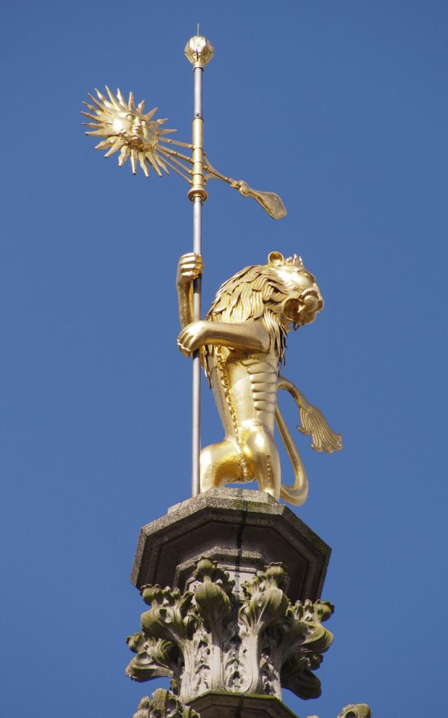 Goldene Löwenstatue auf dem Rathaus von Arras, Copyright: CRTC Hauts-de-France – Frederik Astier