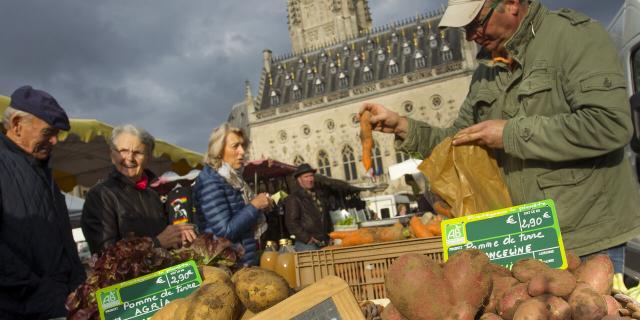 Arras _ Place des Héros _ Marché _ Denis Delannoy producteur bio © CRTC Hauts-de-France - AS Flament