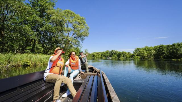 Saint-Quentin Bacôve aux Marais d'Isle observation jumelles © CRTC Hauts-de-France - Vincent Colin