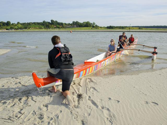 Eine Gruppe beim Anlegen des Einbaumkanus mit Mathieu Cornu, Copyright CRTC Hauts-de-France - Vincent Colin