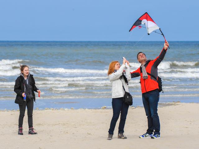 Eine Familie beim Drachensteigen in Berck-sur-Mer, Copyright Ville de Berck-sur-Mer