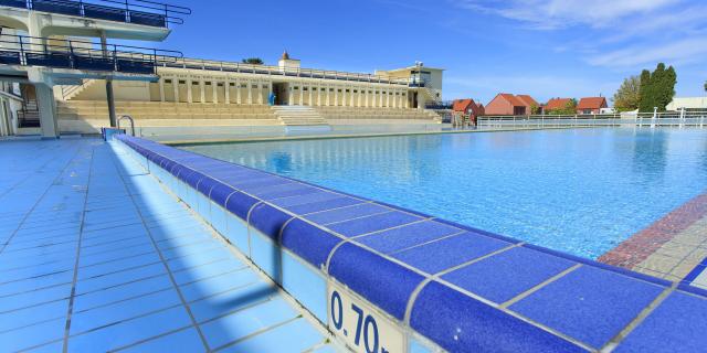 Bruay-la-Buissière Piscine municipale Art Déco vue sur le plongeoir et le bassin © CRTC Hauts-de-France - Anne-Sophie Flament