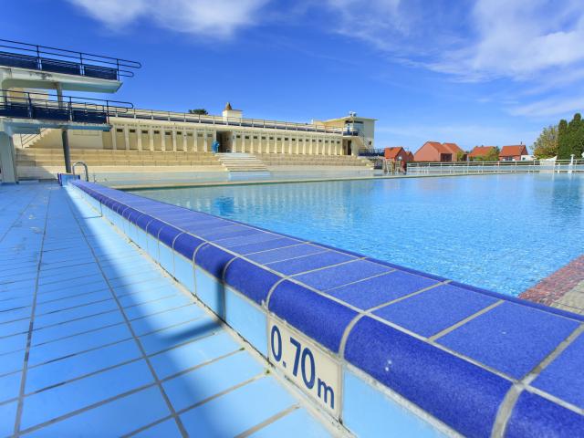 Bruay-la-Buissière Piscine municipale Art Déco vue sur le plongeoir et le bassin © CRTC Hauts-de-France - Anne-Sophie Flament