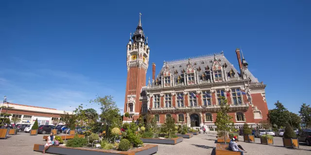 Calais. Hotel de Ville et son parvis.