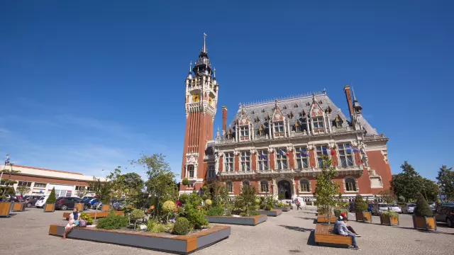 Calais. Hotel de Ville et son parvis.