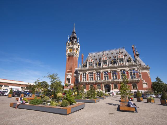 Calais. Hotel de Ville et son parvis.