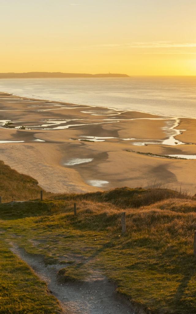 Escalles _ Cap Blanc-Nez _ Promenade en longeant le Cran d'Escalles vers la Baie de Wissant au coucher du soleil © CRTC Hauts-de-France - Stéphane Bouilland