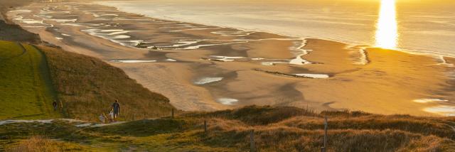 Spaziergang im Sonnenuntergang beim Kap Blanc-Nez von Cran d'Escalles in Richtung der Bucht Wissant, Copyright: CRTC Hauts-de-France - Stéphane Bouilland