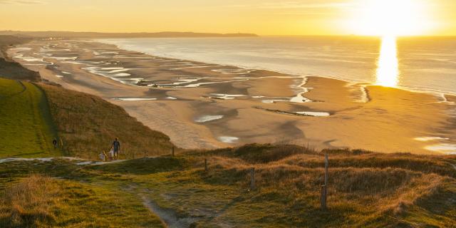 Spaziergang im Sonnenuntergang beim Kap Blanc-Nez von Cran d'Escalles in Richtung der Bucht Wissant, Copyright: CRTC Hauts-de-France - Stéphane Bouilland