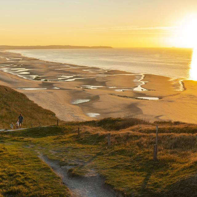 Escalles _ Cap Blanc-Nez _ Promenade en longeant le Cran d'Escalles vers la Baie de Wissant au coucher du soleil © CRTC Hauts-de-France - Stéphane Bouilland