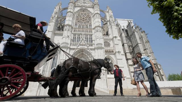 Pferdekutsche vor der Kathedrale von Beauvais, Nordfrankreich. Copyright: CRTC Hauts-de-France - Comdesimages.com