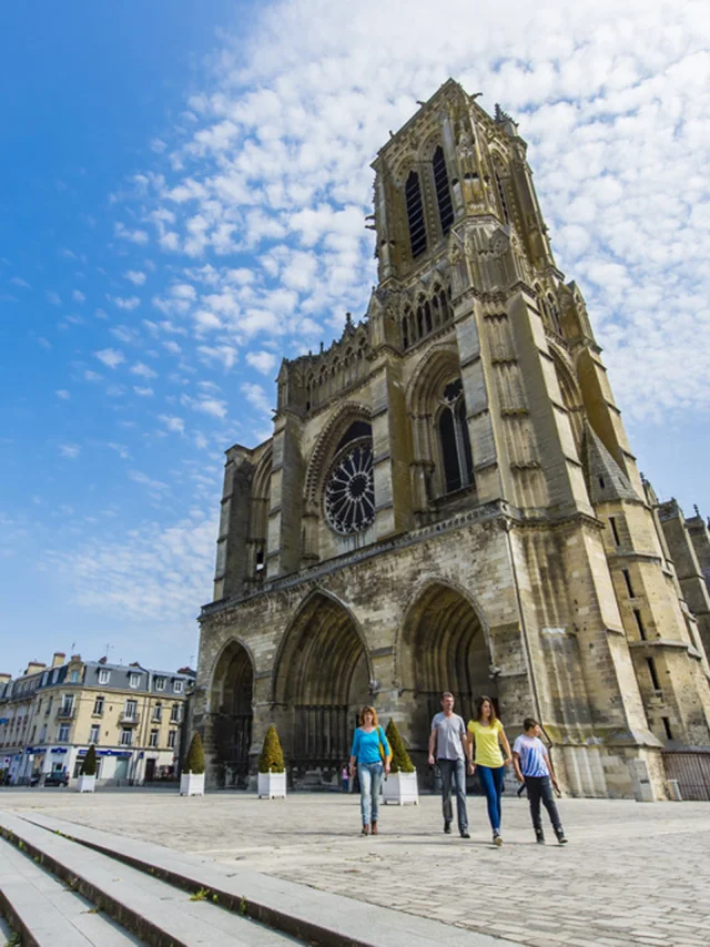 Familie vor der Kathedrale von Soissons, Nordfrankreich. Copyright: CRTC Hauts-de-France - Sylvain Cambon