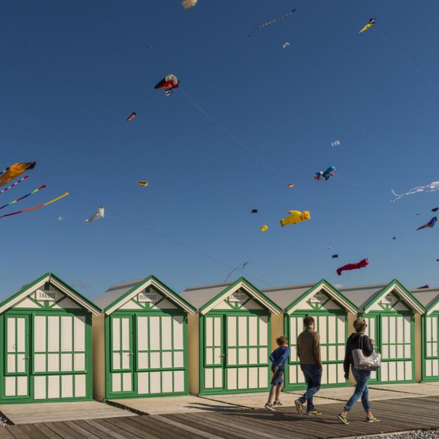 Drachenfestival über den Strandhäuschen von Cayeux-sur-Mer, Copyright CRTC Hauts-de-France - Stéphane Bouilland