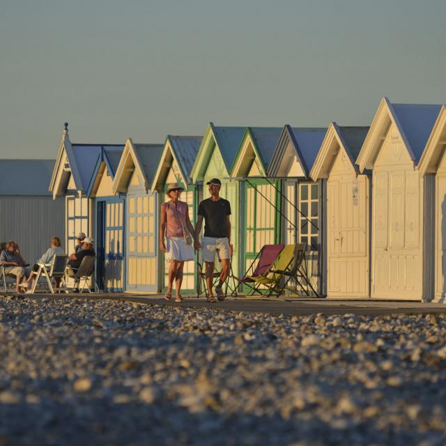 Ein Paar beim Spazierengehen vor den Strandhäuschen, Copyright CRTC Hauts-de-France - Nicolas Bryant