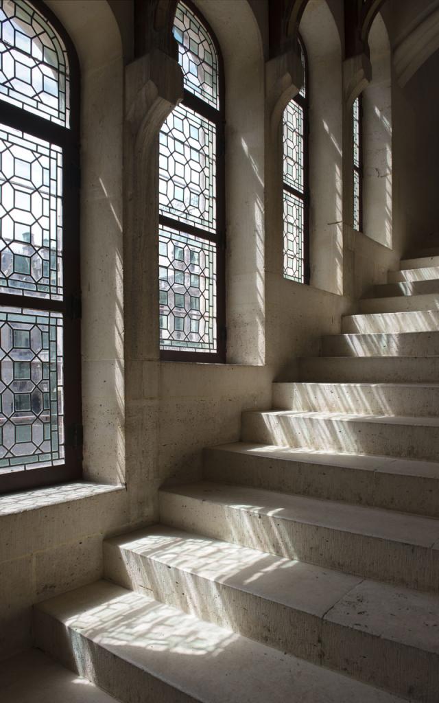 Treppenaufgang im Sonnenlicht im Schloss Pierrefonds, Nordfrankreich. Copyright: Centre des Monuments Nationaux - Colombe Clier