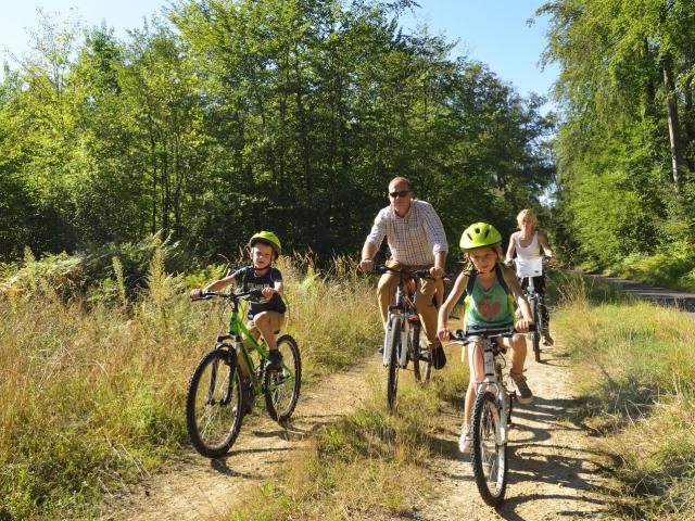 Saint-Jean-aux-Bois _ Balade à vélo en famille en forêt de Compiègne © CRTC Hauts-de-France - Hervé Hughes