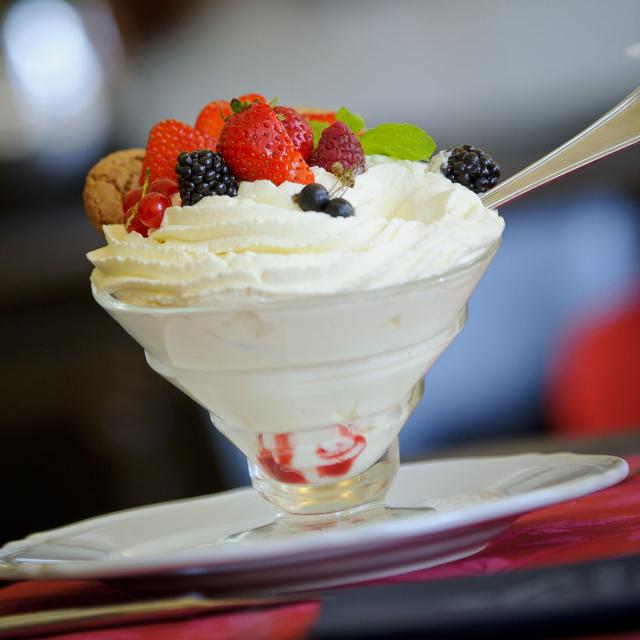 Chantilly _ Coupe de chantilly et fruits des bois © CRTC Hauts-de-France - Vincent Colin