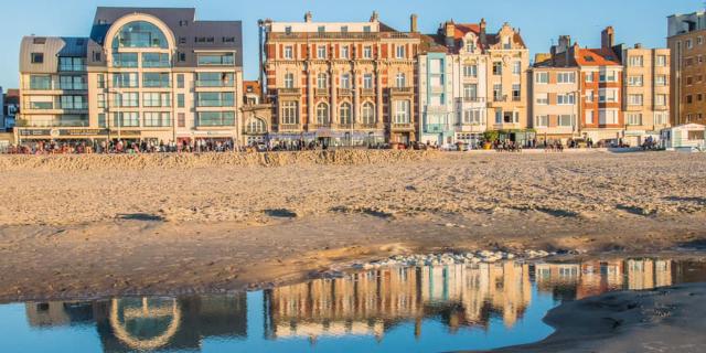 Blick vom Strand Malo auf die Häuserreihe entlang der Strandpromenade, Copyright: Office de Tourisme et des Congrès de Dunkerque-Rêves de Panda