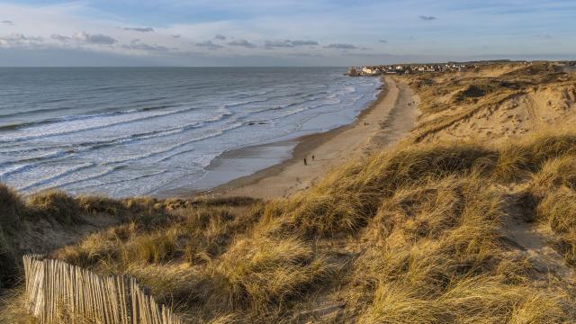 Les dunes de la Slack près d'Ambleteuse (Côte d'Opale, Grand Site des deux Caps) - Vue sur Ambleteuse  et son fort Vauban. Saison : Hiver - Lieu : Ambleteuse, Côte d'Opale, Site des deux caps, Pas-de-Calais, Hauts-de-France, France - The dunes of the Slack near Ambleteuse (Opal Coast, Great Site of the two Caps) - View of Ambleteuse and its Vauban fort. Season: Winter - Place: Ambleteuse, Opal Coast, Site of the two caps, Pas-de-Calais, Hauts-de-France, France