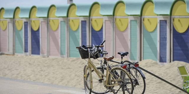 Eine Reihe bunter Strandhäuschen in Dünkirchen, Copyrigt CRTC Hauts-de-France Nicolas Bryant