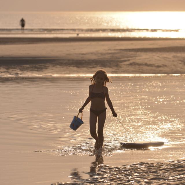 Enfant à La Plage Reflets De Soleil© Crtc Hauts De France Nicolas Bryant