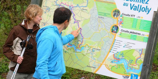 Northern France _ Eppe-Sauvage _ Lac du Val Joly _ Nordic walking- © OT Sud Avesnois - Samuel Dhote