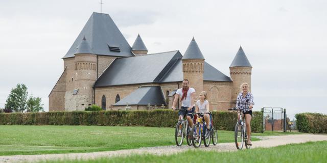 Radweg entlang der Wehrkirche in Flavigny-le-Grand, Copyright: CRTC Hauts-de-France - Teddy Henin