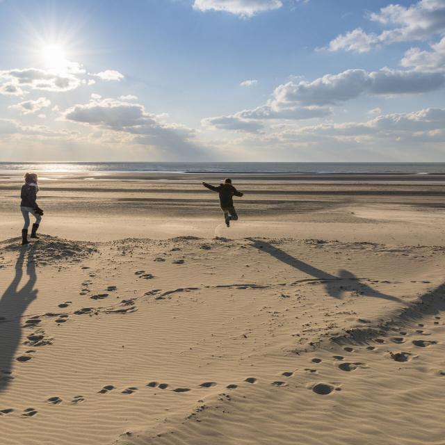 Fort-Mahon, enfants qui sautent dans les dunes du Marquenterre © CRTC Hauts-de-France - Stéphane Bouilland