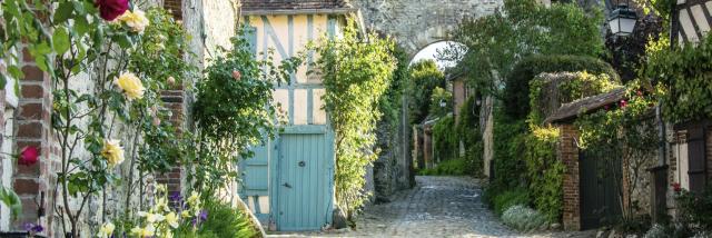 Das mittelalterliche Tor und das blaue Haus (la maison bleue) in Gerberoy, Copyright CRTC Hauts-de-France_Antoine Versluys