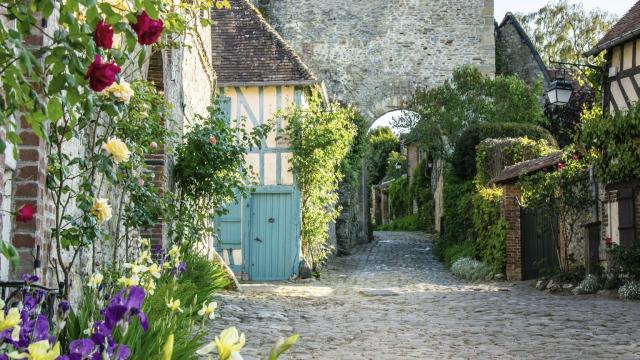 Das mittelalterliche Tor und das blaue Haus (la maison bleue) in Gerberoy, Copyright CRTC Hauts-de-France_Antoine Versluys