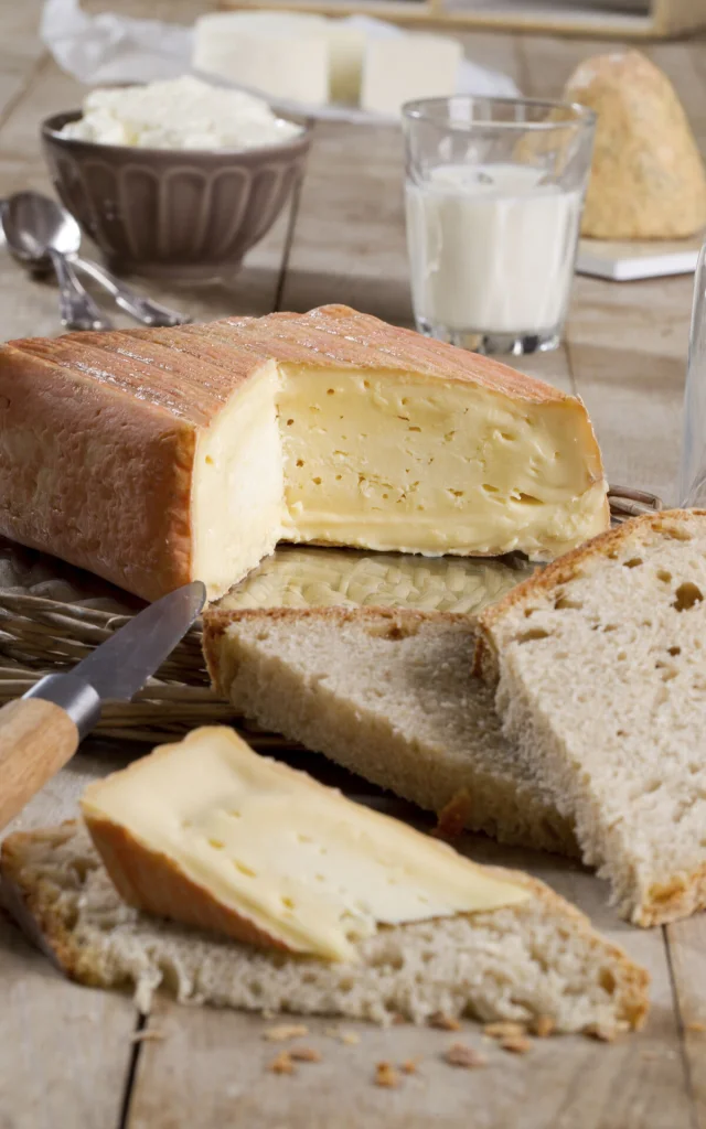 Käse mit Brot auf einem Schneidebrett in Haution auf der Farm Fontaine Orion von Claire und Vincent Halleux, Copyright: CRTC Hauts-de-France - AS Flament