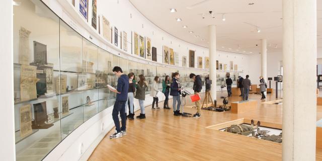 Jugendliche stehen vor einer Galerie an Ausstellungsstücken im Historial von Péronne, Nordfrankreich. Copyright: CRTC Hauts-de-France - AS Flament