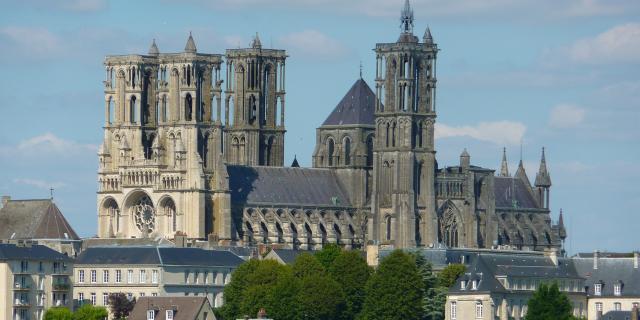 Laon _ Cathédrale vue depuis Plateau Saint Vincent © OT Pays de Laon