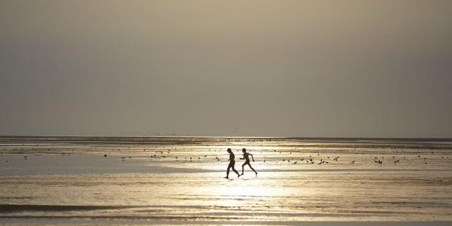 2 Kinder beim Spaziergang am Strand bei Ebbe in Le Crotoy, Copyright CRTC Hauts-de-France - Guillaume Crochez