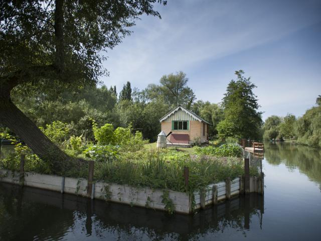 Amiens _ Les Hortillonnages _ Cabane vue de l'eau © CRTC Hauts-de-France - Benjamin Teissedre