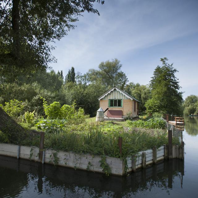 Kleines Haus auf einer Insel inmitten der Kanalgärten von Amiens, Copyright: CRTC Hauts-de-France - Benjamin Teissedre