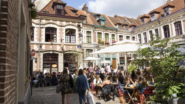 Sommerliche Caféterrasse in der Altstadt von Lille auf dem Platz der Zwiebeln, Copyright: CRTC Hauts-de-France - Benoît Guilleux