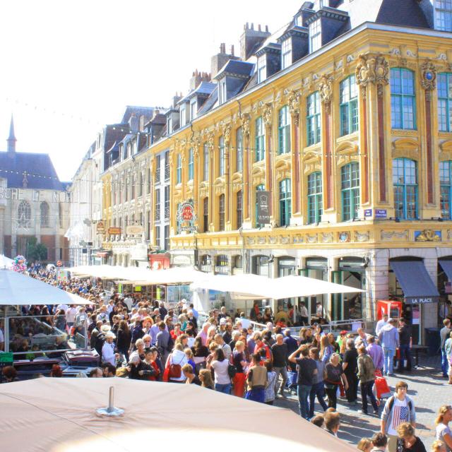 Lille _ La grande braderie vue depuis les marches de la Voix du Nord sur la Grand Place © Office de Tourisme de Lille - Olivier Duhamel