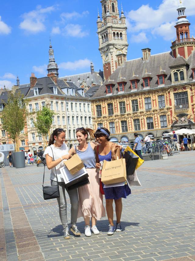 Frauen mit Einkaufstaschen auf der Place Général de Gaulle in Lille, Nordfrankreich. Copyright: CRTC Hauts-de-France - AS Flament