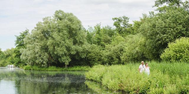 Saint-Quentin, promenade en couple dans la verdure du Marais d'Isle © CRTC Hauts-de-France - Vincent Colin