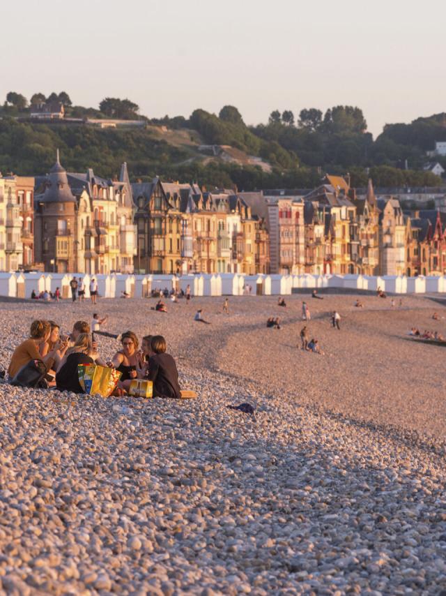 Mers Les Bains Amis Sur La Plage De Galets, Face à La Mer© Crtc Hauts De France Nicolas Bryant