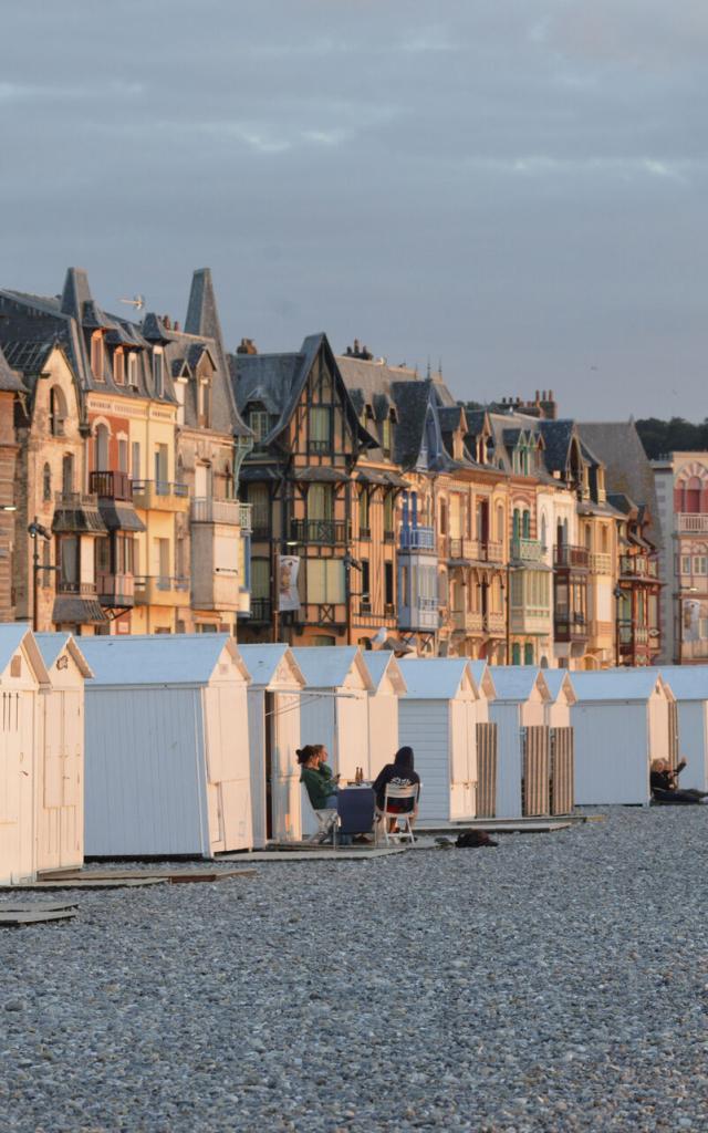 Mers-les-Bains Cabines de Plage et Villas Belle Époque au soleil couchant © CRTC Hauts-de-France - Nicolas Bryant