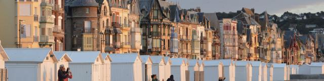 Mers-les-Bains Cabines de Plage et Villas Belle Époque au soleil couchant © CRTC Hauts-de-France - Nicolas Bryant